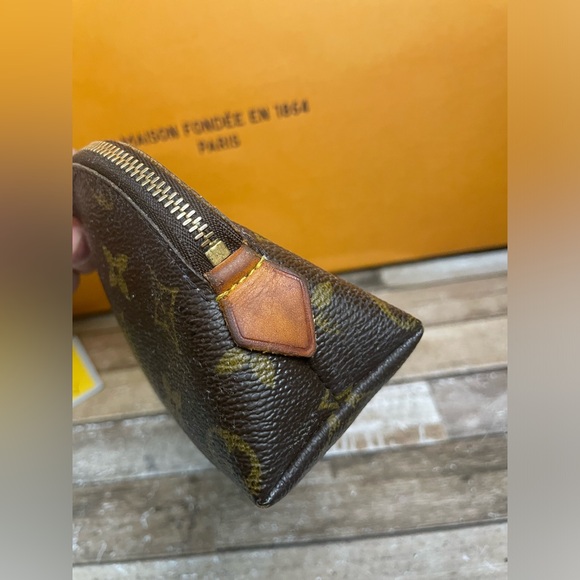 Louis Vuitton Pouch - Picture 8 of 16